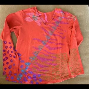 Artist screen printed v-neck t-shirt w curved hem. Cotton w stretch.